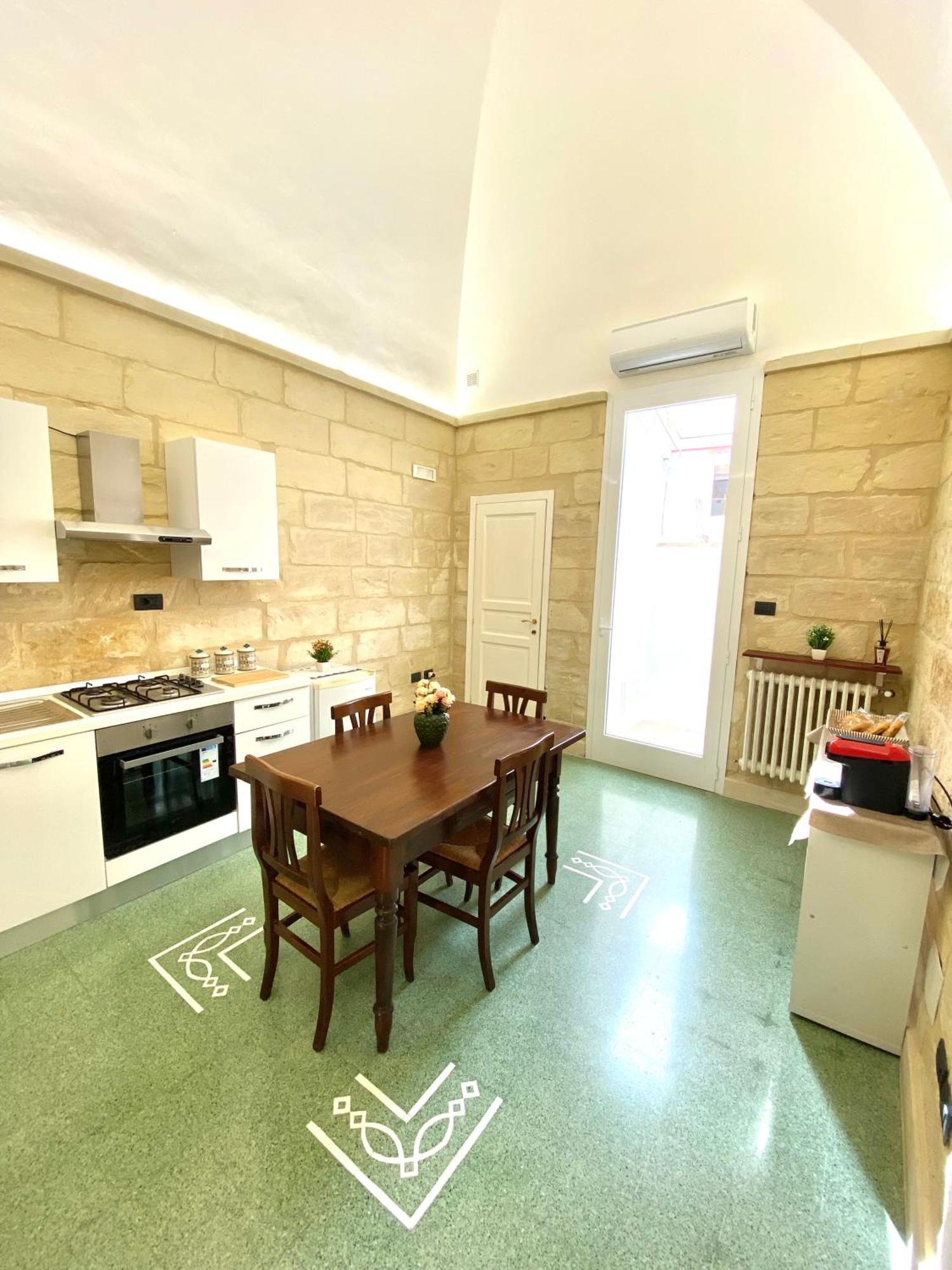 Ferienwohnung Vohis Luxury House - Fast Wi-Fi & Easy Parking Lecce Exterior foto